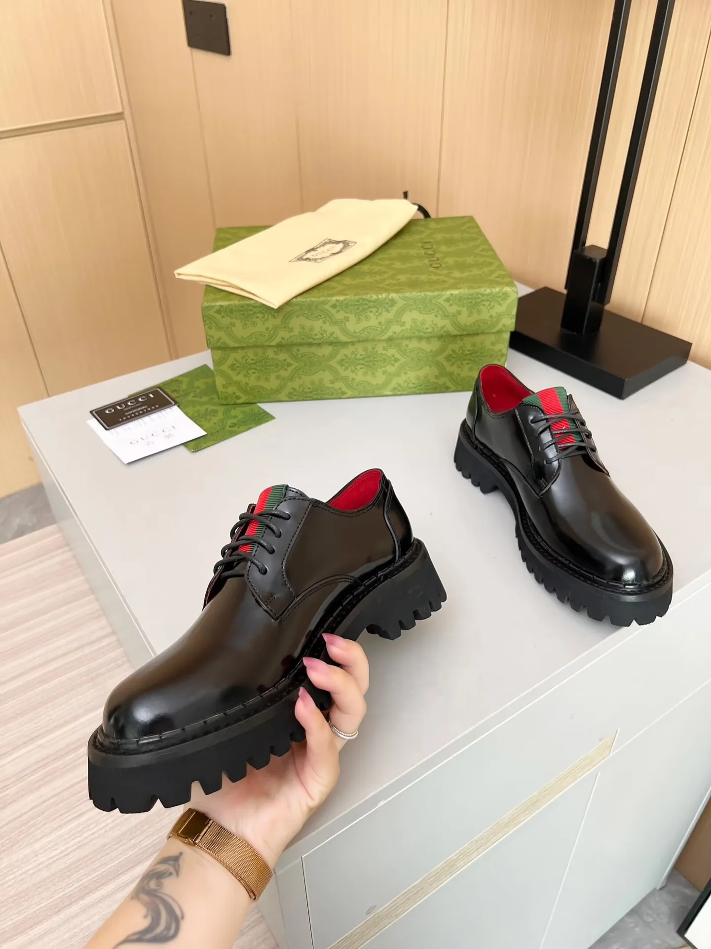 👟👟Ex-factory price 480👟👟 The latest Gucci GUCCI loafers at the counter. They are mainly matched with various styles of trendy clothes to highlight their fashion. ✅ A must-have recommended ➡️ Especially easy to put on and take off. Fabric: cowhide, open edge beads. Inner/foot pads: cow lining. Color: black. Size: 34-41 (34, 41 need to be customized). Heel height: 5cm. Outsole: Foam outsole material ✅ Equipped with cloth bag and card